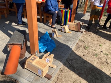 Dziuplaki i budki lęgowe – wieszanie budek w Szkole Podstawowej nr 7 w ramach projektu „Z Przyrodą na Ty” , 